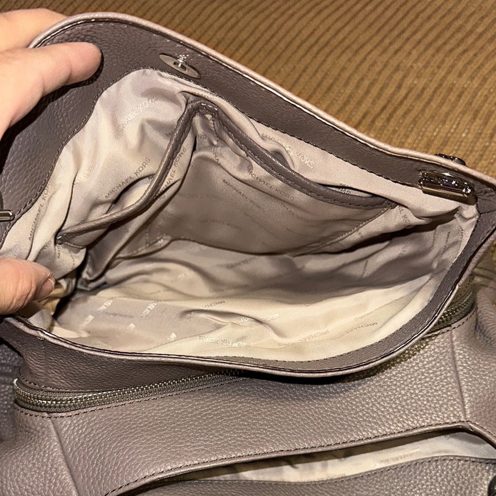 Michael Kors Gray Leather Shoulder Bag with Slouchy Design - Picture 6 of 9
